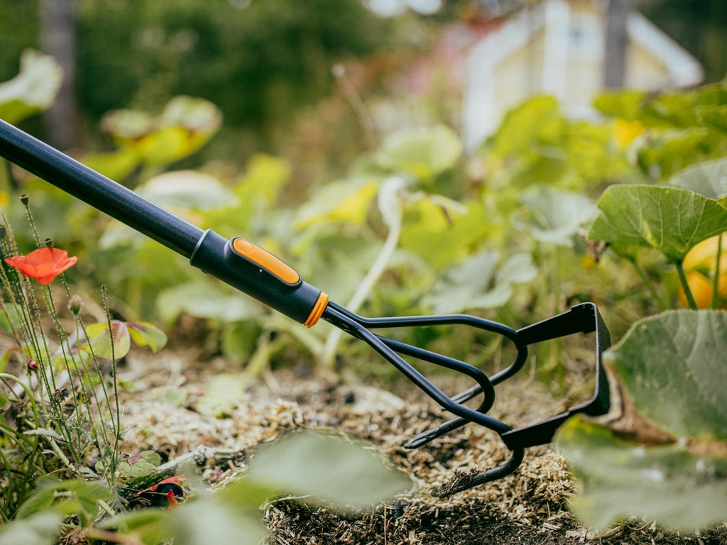 FISKARS OneClick Wieder - Combi Cultivator 3 tands met lanspunten en beugelhak