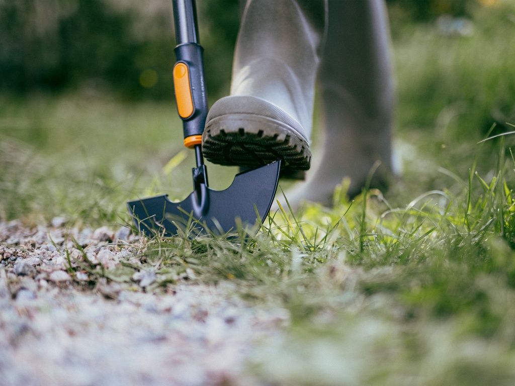 FISKARS OneClick Graskantsteker met gehard stalen blad en opstapjes