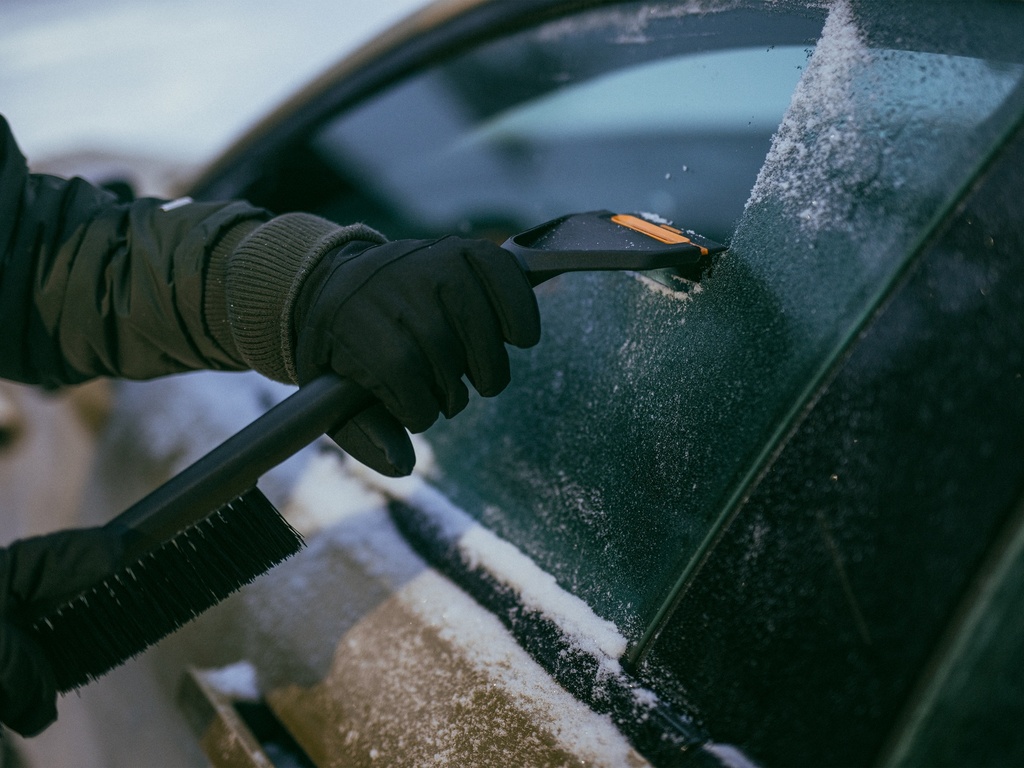 IJskrabber FISKARS Solid met sneeuwborstel