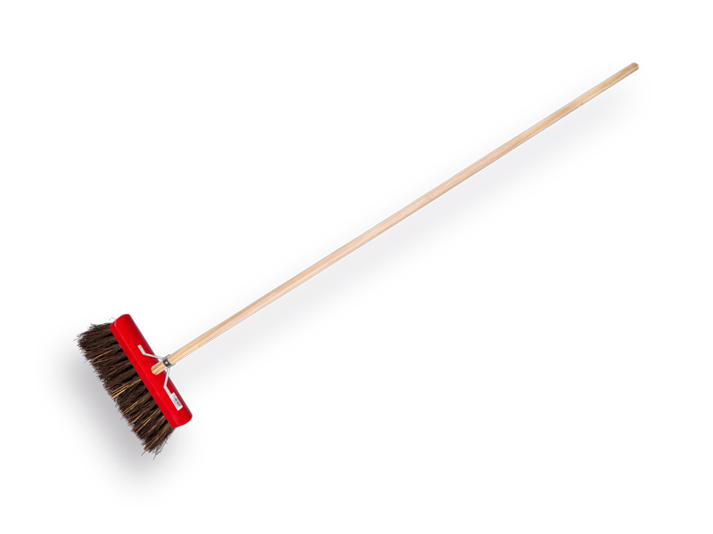 Balai SOLIDE à bassine Afrique, rouge laqué 30 cm, avec manche IKAPE 150 x 2,8 cm et support de manche de balai