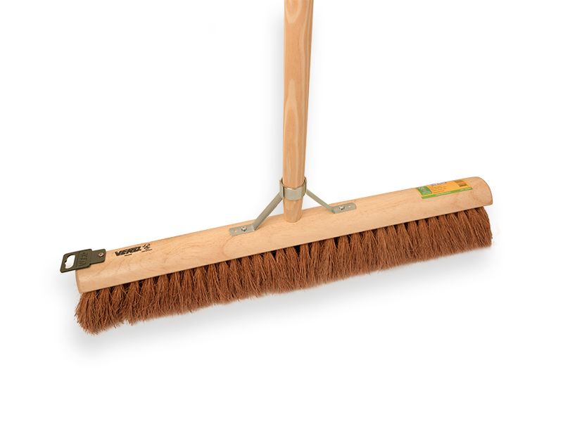 [1490631] Push broom VERO 1560 coconut fibre 60 cm, round cap, with IKAPE handle 150 x 2.8 cm and broom handle bracket