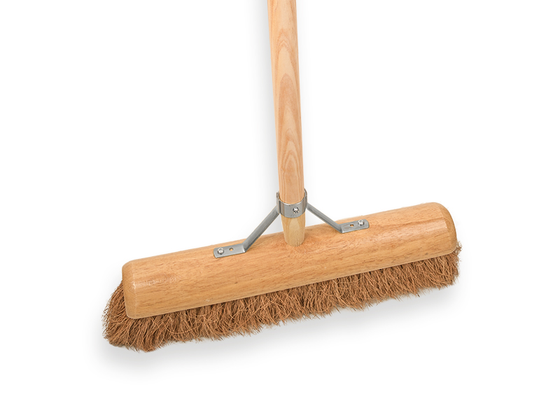 [1550545] Balai à pousser SOLIDE fibre de coco 40 cm, capuchon rond, avec manche IKAPE 150 x 2,8 cm et support de manche de balai. FSC 100%