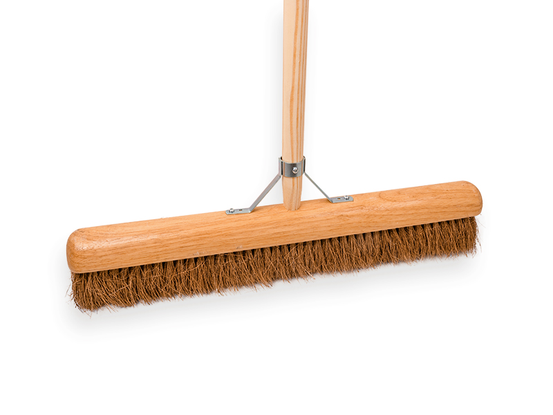 [1550565] Balai à pousser SOLIDE fibre de coco 60 cm, capuchon rond, avec manche IKAPE 150 x 2,8 cm et support de manche de balai. FSC 100%